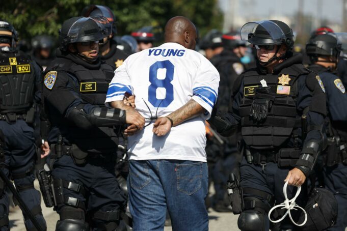 Anuncian varios arrestos y cargos por actos vandálicos recientes en Los Ángeles Anuncian varios arrestos y cargos por actos vandálicos recientes en Los Ángeles