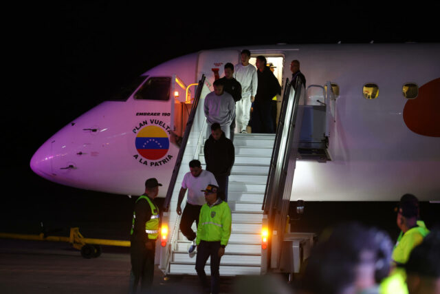 Avión con 206 migrantes deportados desde EE.UU. llega a Venezuela