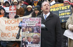 Contralor de Nueva York y candidato a alcalde detenido por agentes migratorios Contralor de Nueva York y candidato a alcalde detenido por agentes migratorios