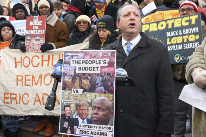 Contralor de Nueva York y candidato a alcalde detenido por agentes migratorios Contralor de Nueva York y candidato a alcalde detenido por agentes migratorios