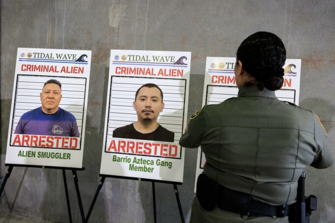 Controversia por convenio entre ICE y cárceles de Miami que podría “desaparecer” a migrantes Controversia por convenio entre ICE y cárceles de Miami que podría "desaparecer" a migrantes