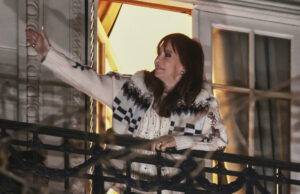 Cristina Fernández aparece en el balcón por primera vez desde su arresto domiciliario Cristina Fernández aparece en el balcón por primera vez desde su arresto domiciliario