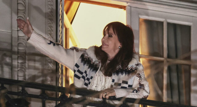 Cristina Fernández aparece en el balcón por primera vez desde su arresto domiciliario Cristina Fernández aparece en el balcón por primera vez desde su arresto domiciliario