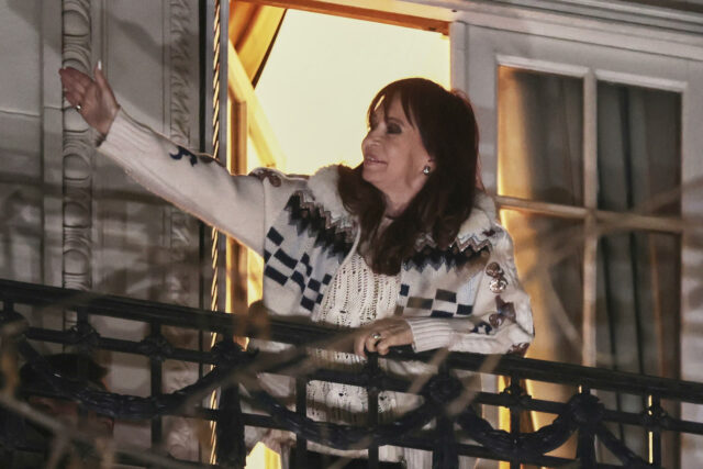 Cristina Fernández aparece en el balcón por primera vez desde su arresto domiciliario