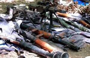 Detienen en Monterrey a tres personas con gran arsenal de armas ilegales Detienen en Monterrey a tres personas con gran arsenal de armas ilegales