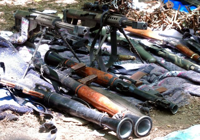 Detienen en Monterrey a tres personas con gran arsenal de armas ilegales