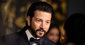 Diego Luna cuestiona duramente políticas migratorias de Trump en entrevista con Jimmy Kimmel Diego Luna cuestiona duramente políticas migratorias de Trump en entrevista con Jimmy Kimmel
