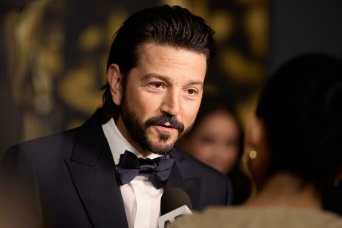 Diego Luna cuestiona duramente políticas migratorias de Trump en entrevista con Jimmy Kimmel Diego Luna cuestiona duramente políticas migratorias de Trump en entrevista con Jimmy Kimmel