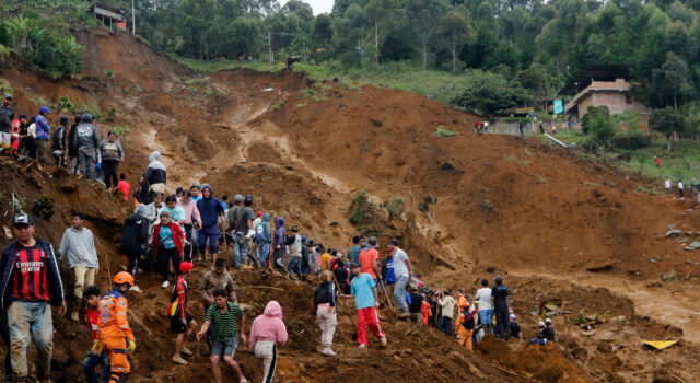 Diez personas mueren tras una riada en la ciudad colombiana de Bello Diez personas mueren tras una riada en la ciudad colombiana de Bello