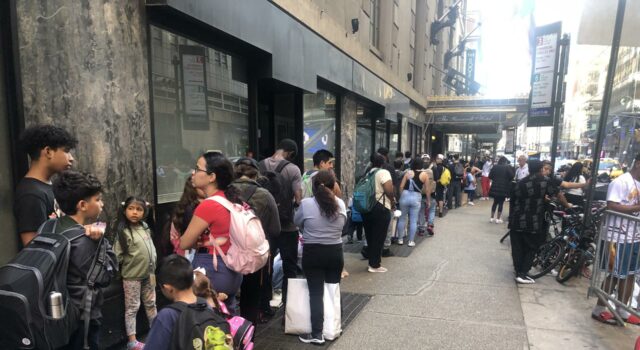 El hotel Roosevelt termina su función como refugio para inmigrantes en Nueva York El hotel Roosevelt termina su función como refugio para inmigrantes en Nueva York