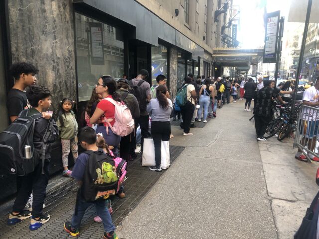 El hotel Roosevelt termina su función como refugio para inmigrantes en Nueva York