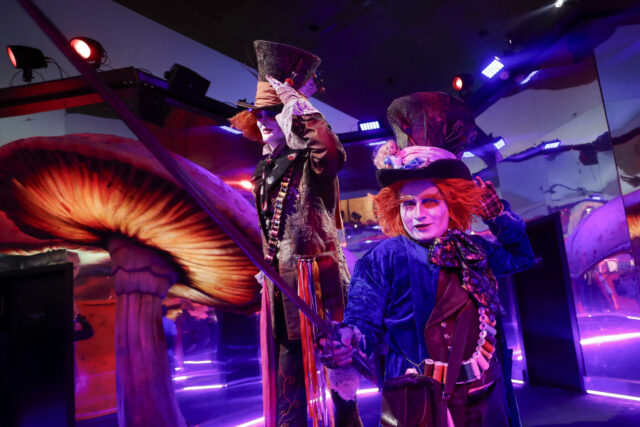 “El Laberinto” de Tim Burton llega a México, mezcla analógica de su mundo único
