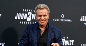 Expulsan a Martin Kove de convención por morder a compañera de ‘Cobra Kai’ Expulsan a Martin Kove de convención por morder a compañera de 'Cobra Kai'