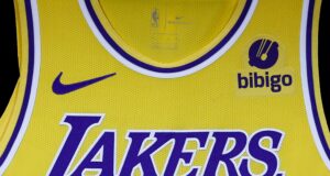 Familia Buss vende los Lakers a Mark Walter por 10 mil millones de dólares Familia Buss vende los Lakers a Mark Walter por 10 mil millones de dólares