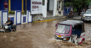 Huracán Erick afecta 26,000 viviendas y 300 escuelas en el sur mexicano Huracán Erick afecta 26,000 viviendas y 300 escuelas en el sur mexicano