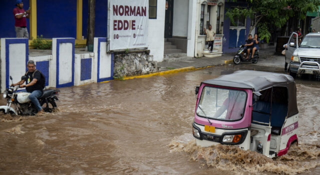 Huracán Erick afecta 26,000 viviendas y 300 escuelas en el sur mexicano Huracán Erick afecta 26,000 viviendas y 300 escuelas en el sur mexicano