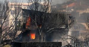 Incendio cerca de Atenas obliga a evacuar a cientos de personas Incendio cerca de Atenas obliga a evacuar a cientos de personas