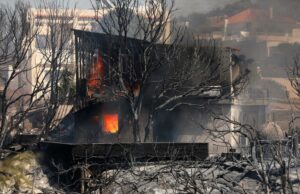 Incendio cerca de Atenas obliga a evacuar a cientos de personas Incendio cerca de Atenas obliga a evacuar a cientos de personas