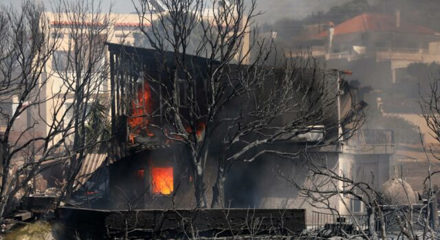 Incendio cerca de Atenas obliga a evacuar a cientos de personas Incendio cerca de Atenas obliga a evacuar a cientos de personas