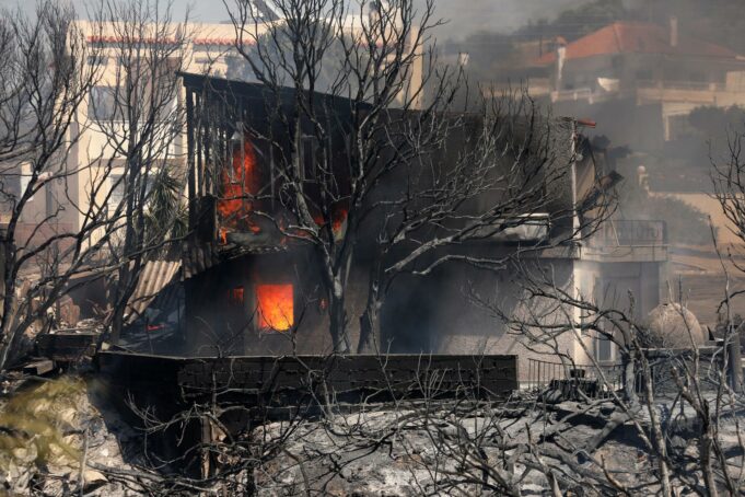 Incendio cerca de Atenas obliga a evacuar a cientos de personas Incendio cerca de Atenas obliga a evacuar a cientos de personas