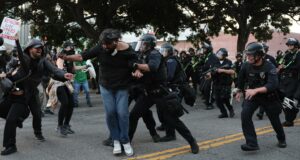 La presencia de más agentes no detiene las manifestaciones en Los Ángeles La presencia de más agentes no detiene las manifestaciones en Los Ángeles