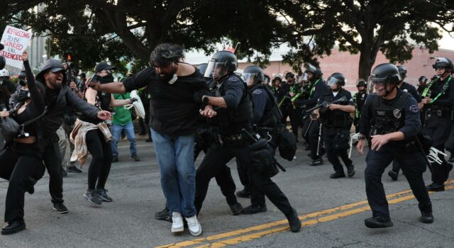 La presencia de más agentes no detiene las manifestaciones en Los Ángeles La presencia de más agentes no detiene las manifestaciones en Los Ángeles