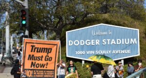 Los Dodgers donan un millón de dólares para apoyar a migrantes en Los Ángeles Los Dodgers donan un millón de dólares para apoyar a migrantes en Los Ángeles