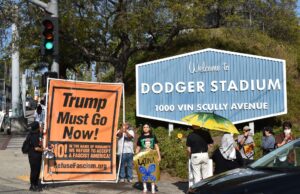 Los Dodgers donan un millón de dólares para apoyar a migrantes en Los Ángeles Los Dodgers donan un millón de dólares para apoyar a migrantes en Los Ángeles