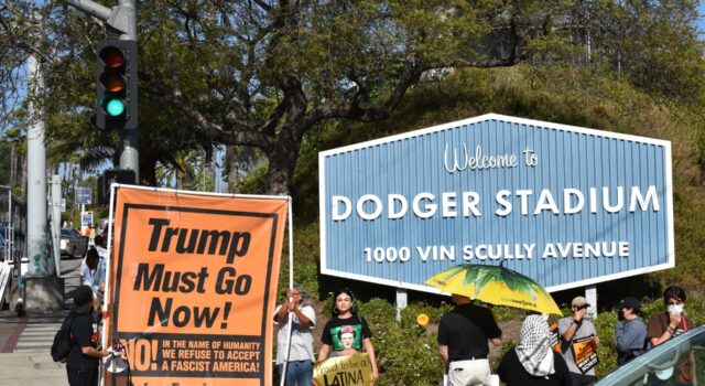 Los Dodgers donan un millón de dólares para apoyar a migrantes en Los Ángeles Los Dodgers donan un millón de dólares para apoyar a migrantes en Los Ángeles