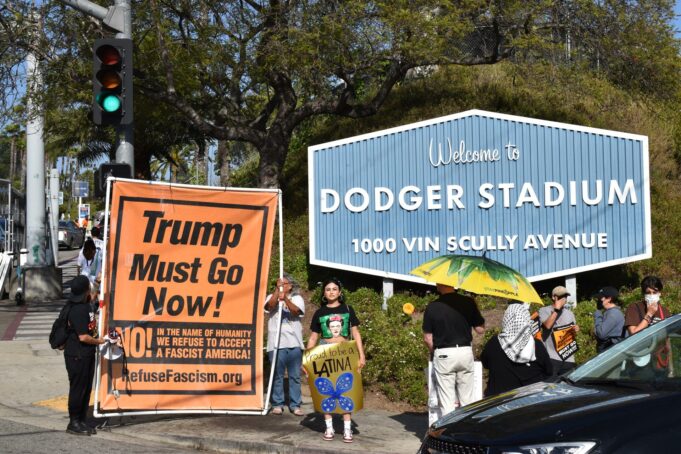 Los Dodgers donan un millón de dólares para apoyar a migrantes en Los Ángeles Los Dodgers donan un millón de dólares para apoyar a migrantes en Los Ángeles
