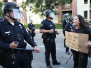 Manifestantes en Los Ángeles critican tropas y redadas, aumentan enfado popular Manifestantes en Los Ángeles critican tropas y redadas, aumentan enfado popular