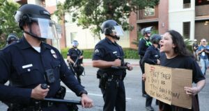 Manifestantes en Los Ángeles critican tropas y redadas, aumentan enfado popular Manifestantes en Los Ángeles critican tropas y redadas, aumentan enfado popular