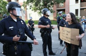 Manifestantes en Los Ángeles critican tropas y redadas, aumentan enfado popular Manifestantes en Los Ángeles critican tropas y redadas, aumentan enfado popular