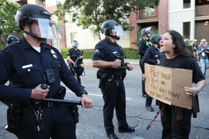 Manifestantes en Los Ángeles critican tropas y redadas, aumentan enfado popular Manifestantes en Los Ángeles critican tropas y redadas, aumentan enfado popular
