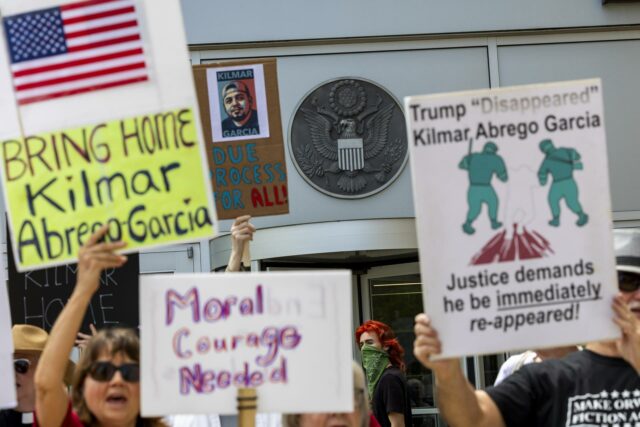 Migrante deportado ilegalmente regresa a EE.UU. y enfrenta cargos por tráfico humano