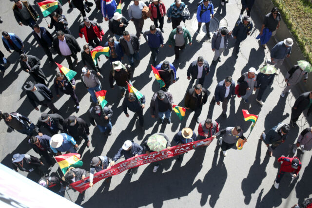 Miles de transportistas protestan en Bolivia por escasez de combustible