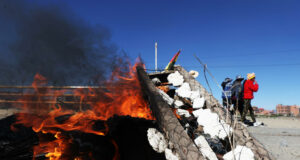 Organizaciones de El Alto bloquean vías exigiendo solución a crisis económica boliviana Organizaciones de El Alto bloquean vías exigiendo solución a crisis económica boliviana