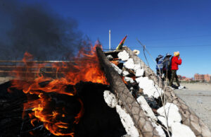 Organizaciones de El Alto bloquean vías exigiendo solución a crisis económica boliviana Organizaciones de El Alto bloquean vías exigiendo solución a crisis económica boliviana