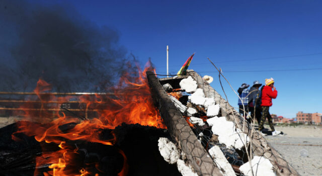 Organizaciones de El Alto bloquean vías exigiendo solución a crisis económica boliviana Organizaciones de El Alto bloquean vías exigiendo solución a crisis económica boliviana