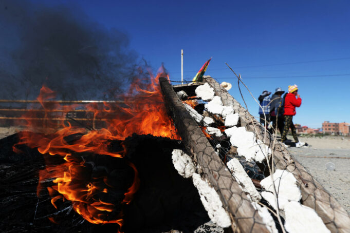 Organizaciones de El Alto bloquean vías exigiendo solución a crisis económica boliviana Organizaciones de El Alto bloquean vías exigiendo solución a crisis económica boliviana