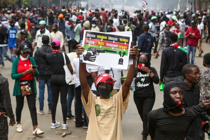 Protestas en Kenia movilizan miles, dejando al menos 8 muertos y 400 heridos Protestas en Kenia movilizan miles, dejando al menos 8 muertos y 400 heridos