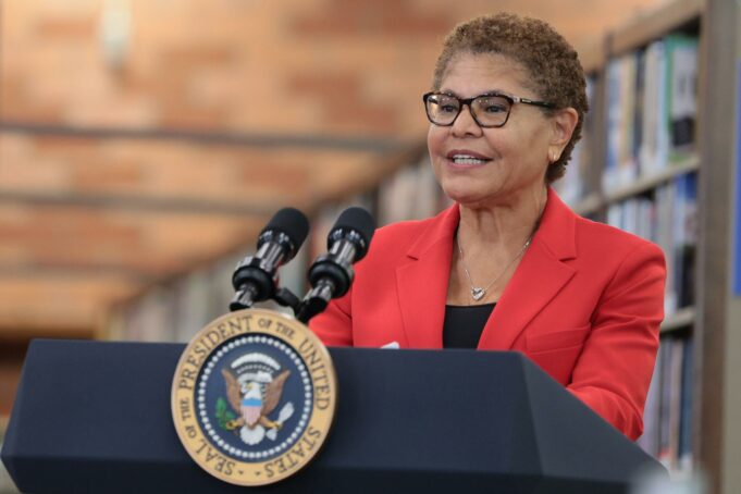 Redadas migratorias en Los Ángeles resultan en decenas de personas detenidas Redadas migratorias en Los Ángeles resultan en decenas de personas detenidas