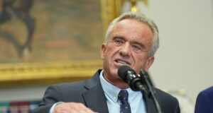 Secretario de Salud de EE. UU. anuncia polémicos nombramientos en comité de vacunas Secretario de Salud de EE. UU. anuncia polémicos nombramientos en comité de vacunas