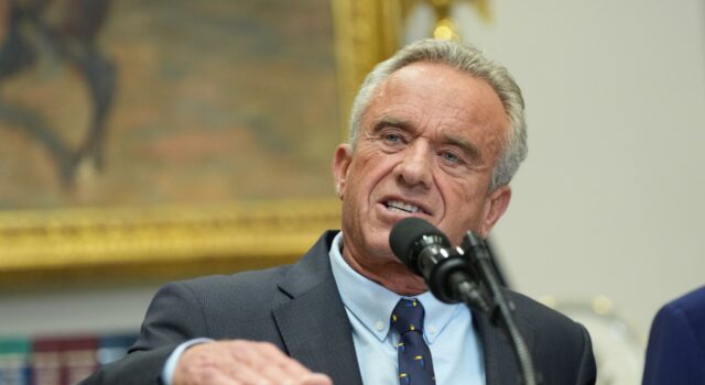 Secretario de Salud de EE. UU. anuncia polémicos nombramientos en comité de vacunas Secretario de Salud de EE. UU. anuncia polémicos nombramientos en comité de vacunas