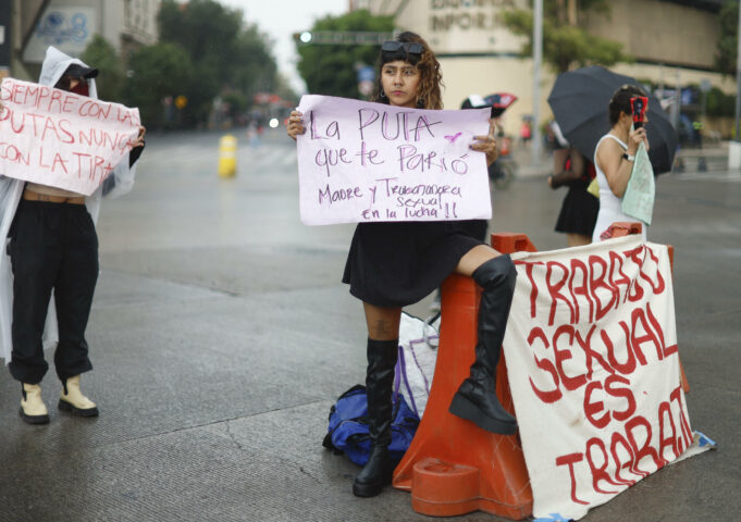 Trabajadoras sexuales protestan en CDMX exigiendo derechos laborales y seguridad social Trabajadoras sexuales protestan en CDMX exigiendo derechos laborales y seguridad social