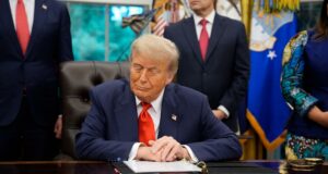 Trump impondrá multas diarias de casi mil dólares por incumplir orden de deportación Trump impondrá multas diarias de casi mil dólares por incumplir orden de deportación