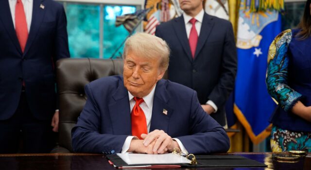 Trump impondrá multas diarias de casi mil dólares por incumplir orden de deportación Trump impondrá multas diarias de casi mil dólares por incumplir orden de deportación