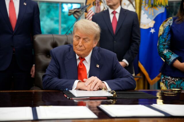 Trump impondrá multas diarias de casi mil dólares por incumplir orden de deportación