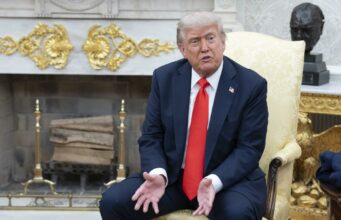 Trump recibe abucheos de parte del público durante su asistencia a un musical Trump recibe abucheos de parte del público durante su asistencia a un musical