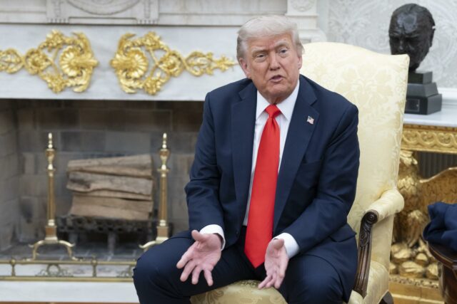 Trump recibe abucheos de parte del público durante su asistencia a un musical